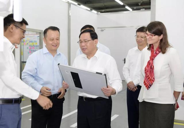 以开放促发展，以合作赢未来——上海市委书记调研知名外企医疗器械技术纪实